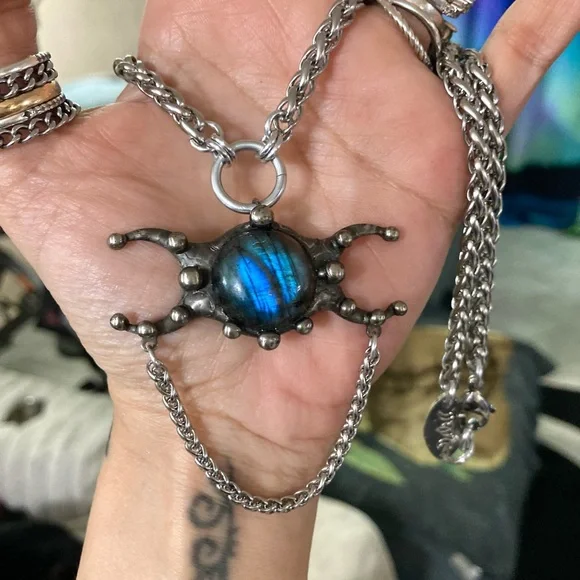 Dark blue iridescent labradorite stone triple moon charm boho goth necklace - Picture 8 of 12